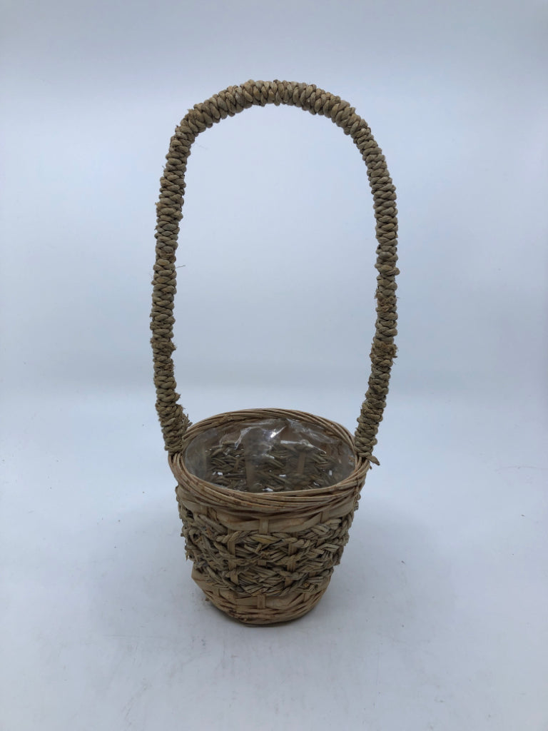 SMALL WICKER BASKET W/HANDLE LINER.