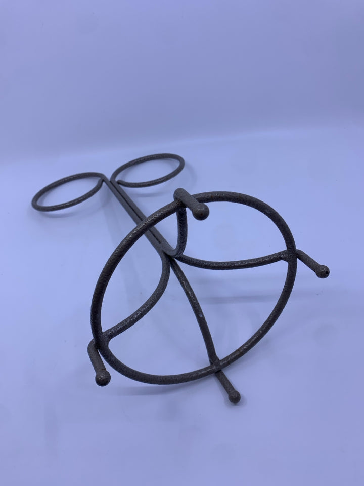 GREY METAL TOWEL HOLDER.