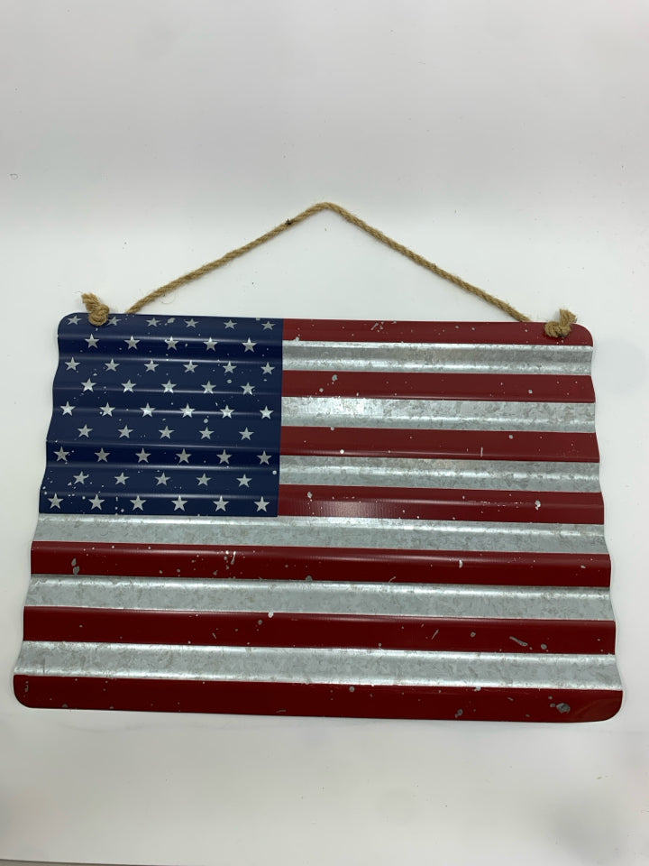 METAL AMERICAN FLAG WALL HANGING.