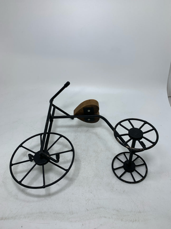 METAL TRICYCLE DECOR.