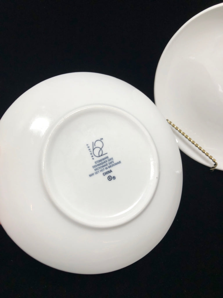 4 WHITE DESSERT PLATES.