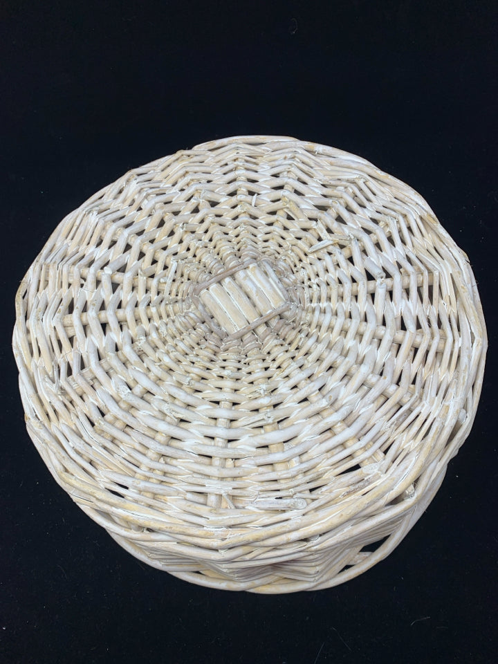 CIRCLE WHITE WASHED BASKET NO HANDLE.