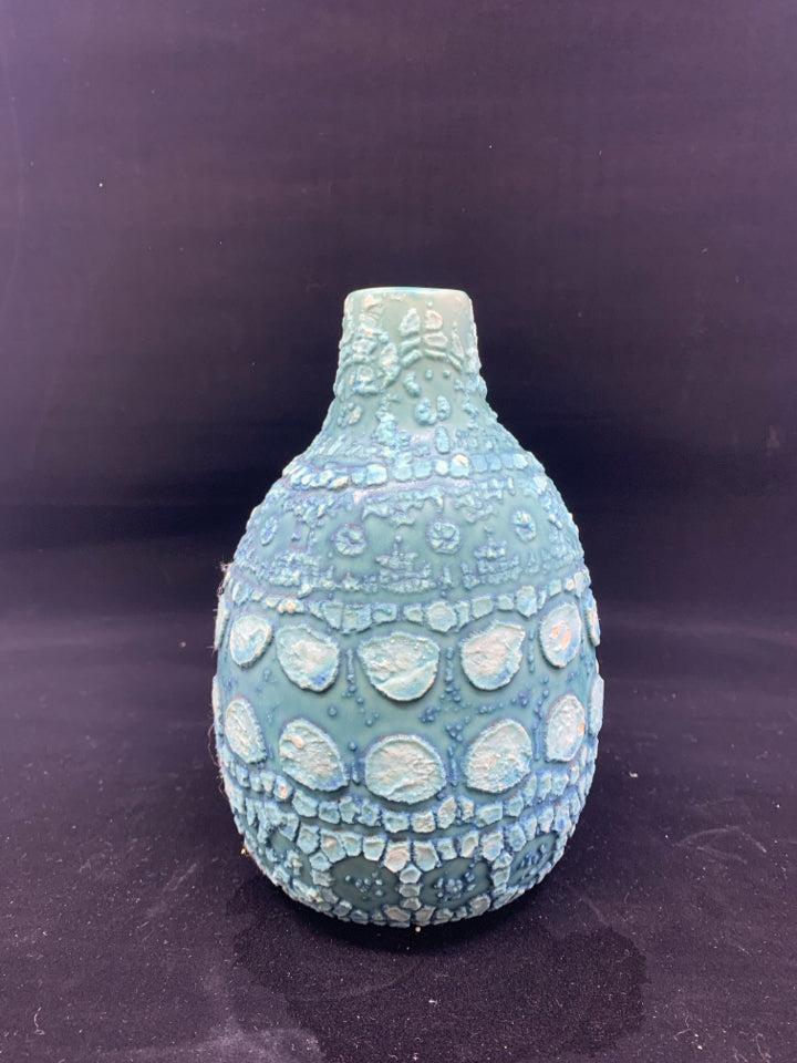 SHORT TEXTURED BLUE VASE.