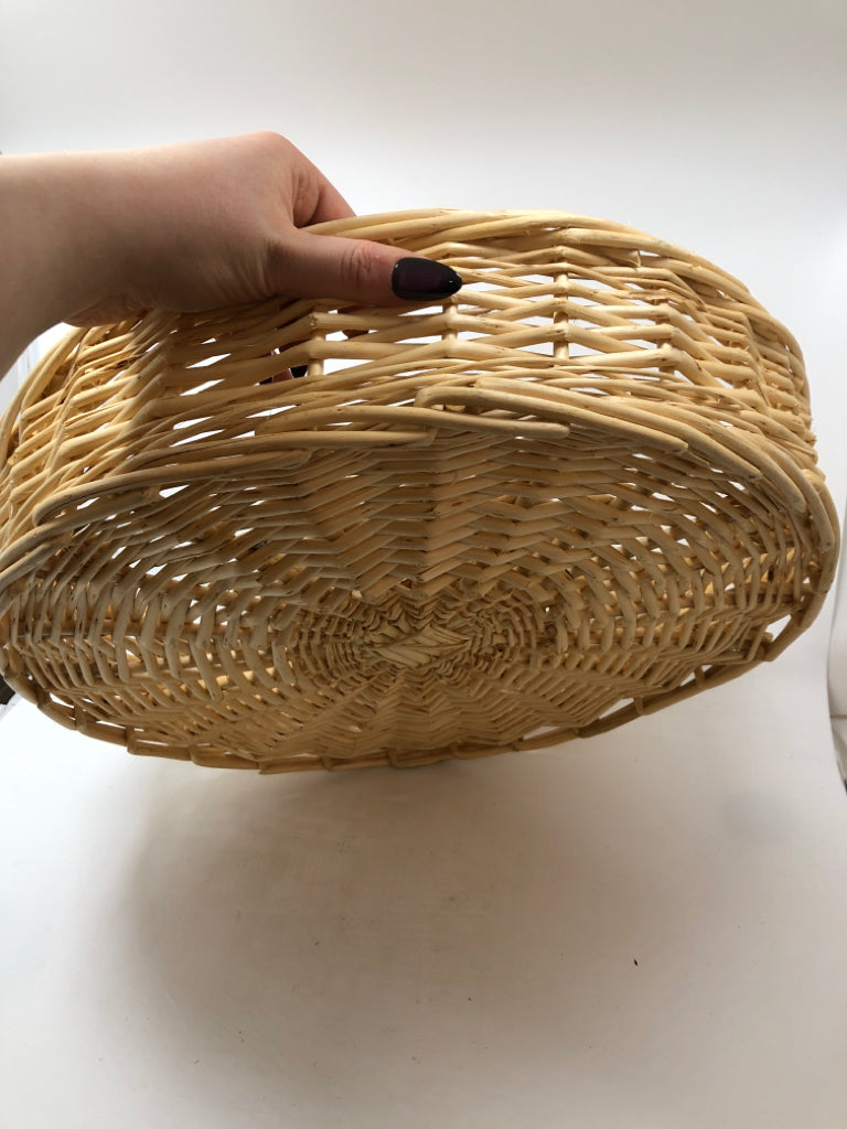 2PC WICKER CHIP/DIP SERVING TRAY W/BOWL.
