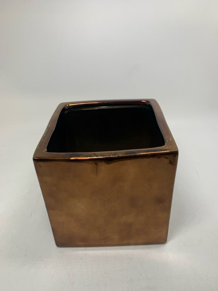 SQUARE CERAMIC PLANTER.