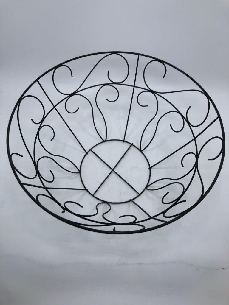 BLACK METAL WIRE BASKET.