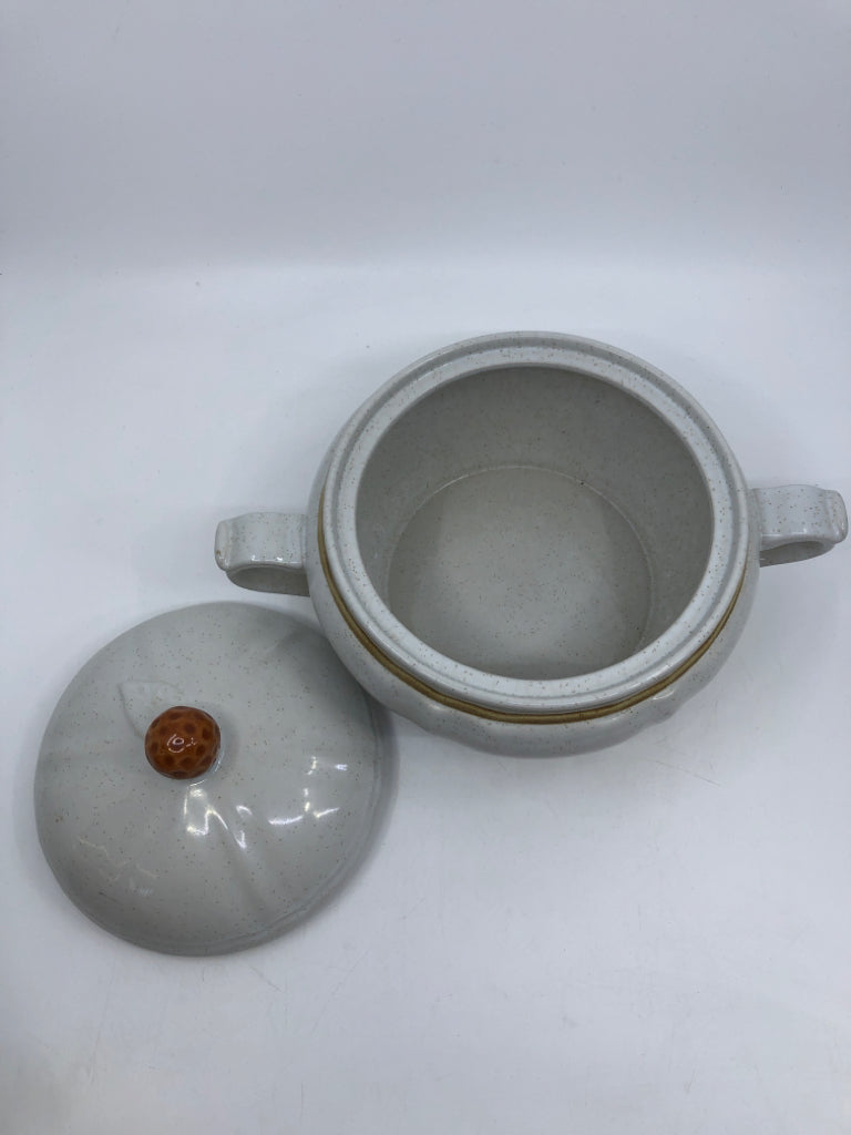VTG SPECKLED STONEWARE DISH W LID AND HANDLES.