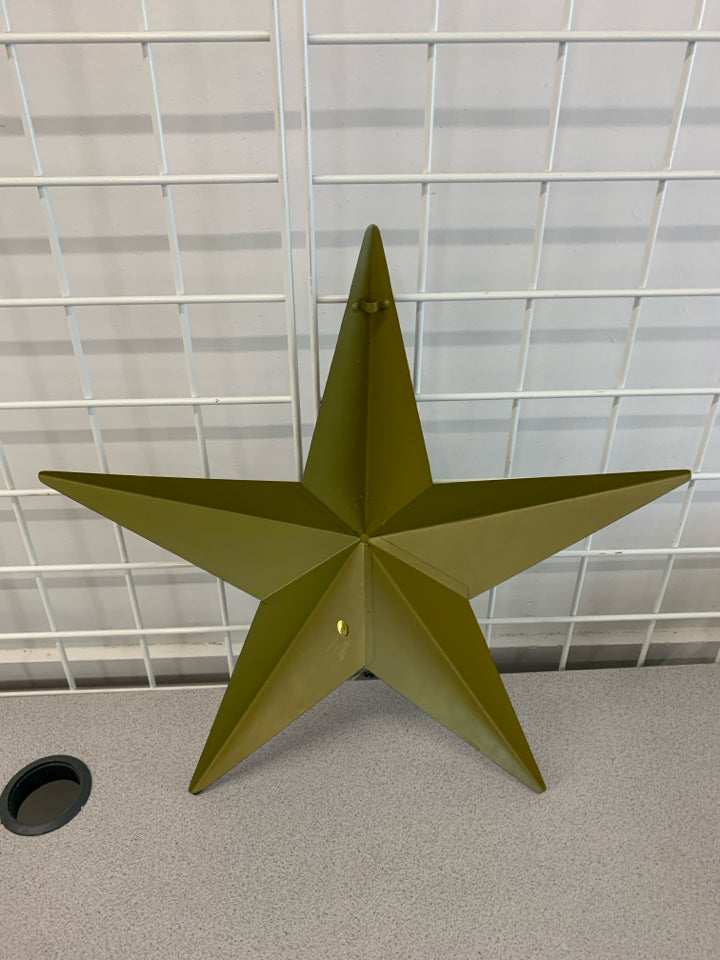 DISTRESSED METAL STAR DECOR.