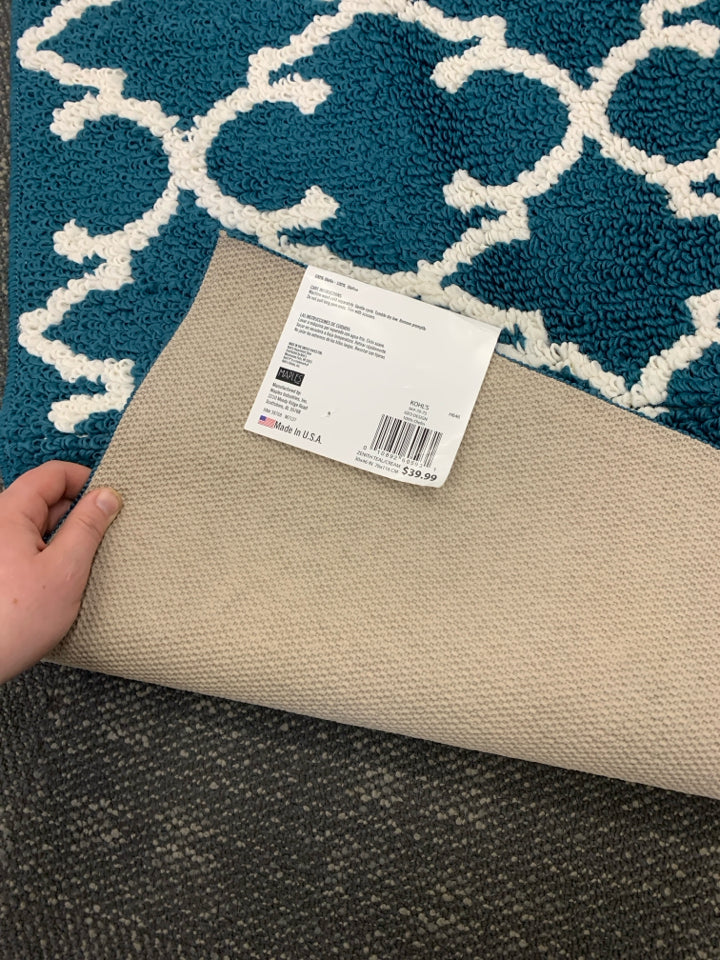 NIP TEAL ACCENT RUG.