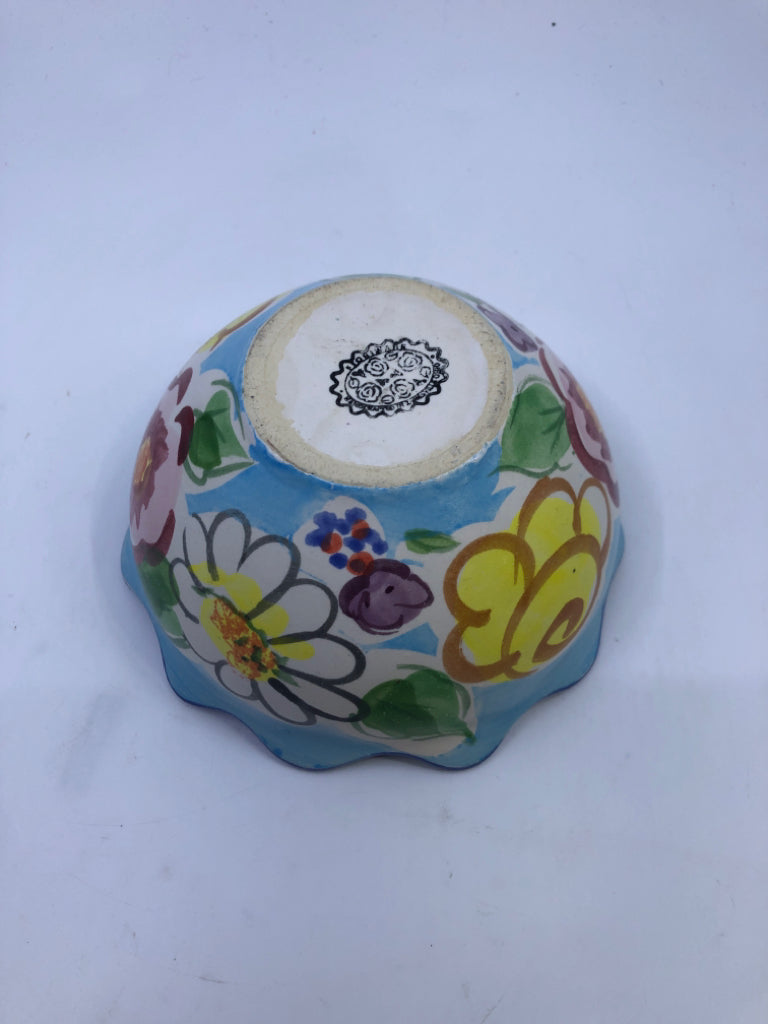 BLUE FLORAL WAVY EDGE BOWL.