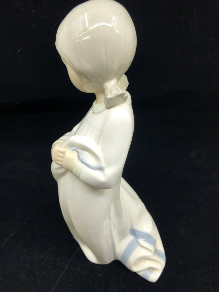 VTG NAO LITTLE GIRL W BLANKET FIGURE.