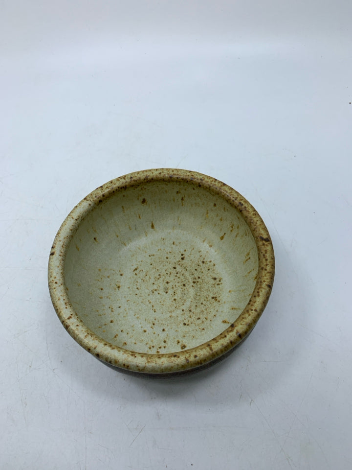 LIGHT BROWN OUTER SPECKLED INSIDE POTTERY PLANTER.