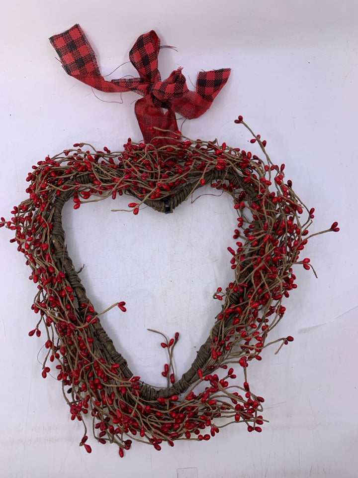 HEART PIP BERRY WREATH.