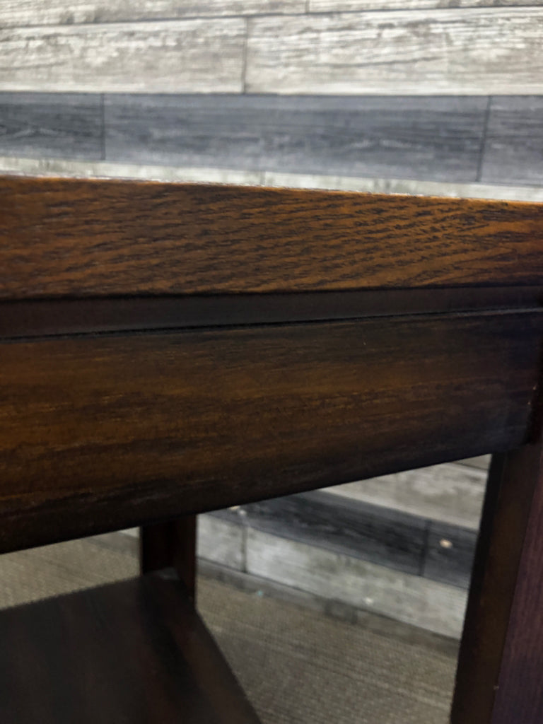 BROWN X-GRAIN WOODEN END TABLE.
