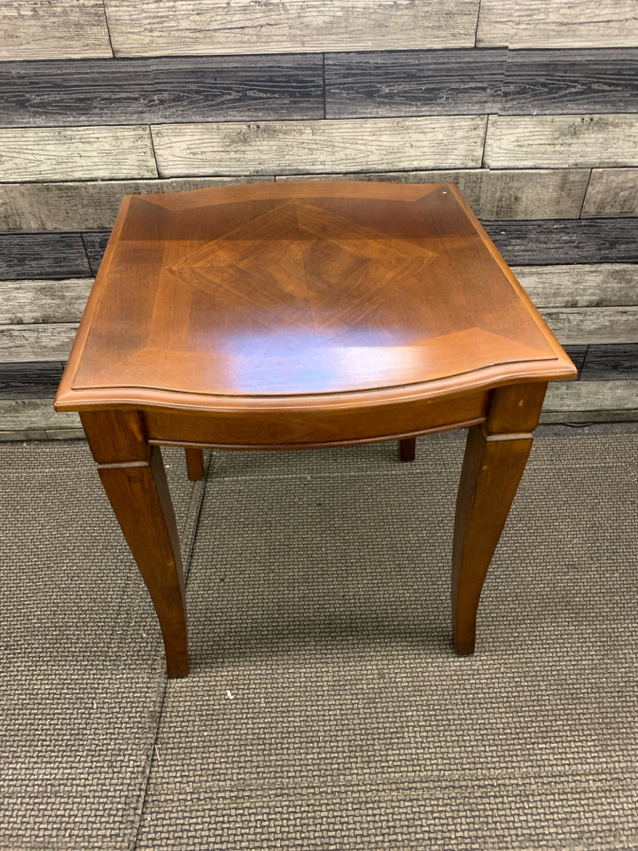 VTG DARK WOOD SQUARE SIDE TABLE.