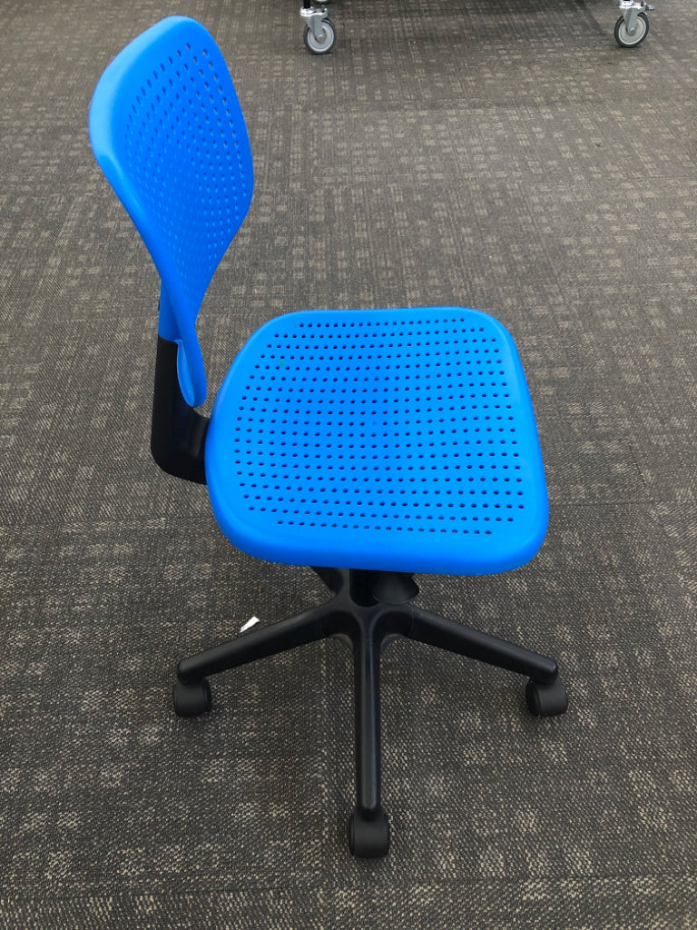BLUE ROLLING OFFICE CHAIR W/VENTED BACK DESIGN.