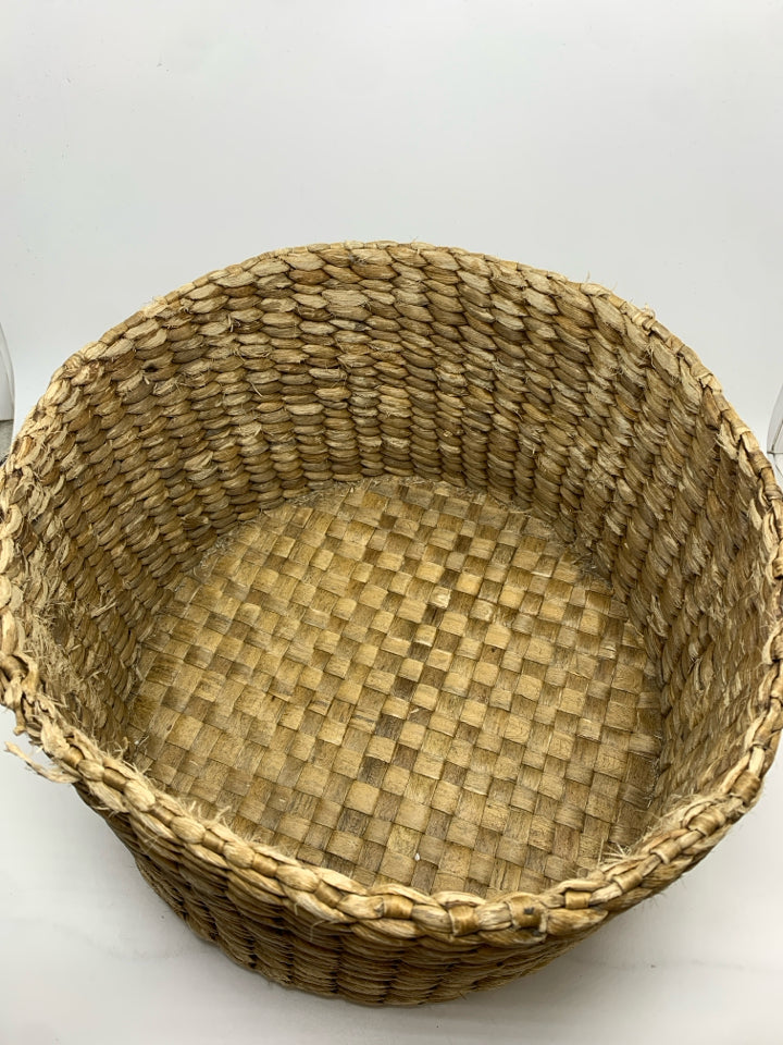 WOVEN WICKER BASKET.