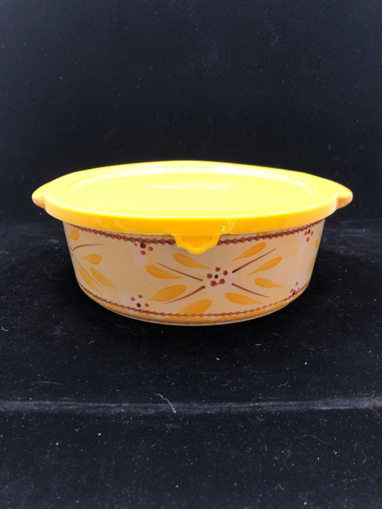 YELLOW CERAMIC CASSEROLE DISH W/LID TEMP-TATIONS.