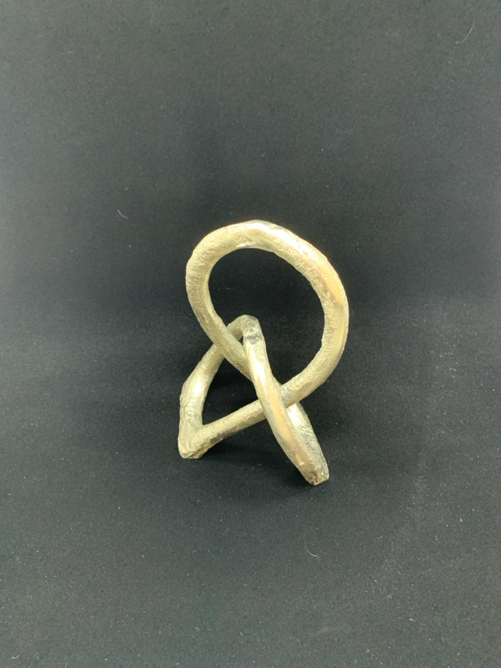 SILVER METAL KNOT DESK DECOR.