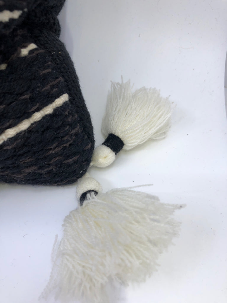 BLACK/WHITE DIAMOND DESIGN ACCENT PILLOW WITH TASSELS.