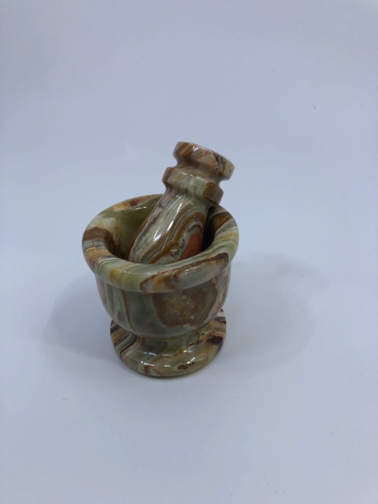MARBLE MINI MORTAR AND PESTLE.