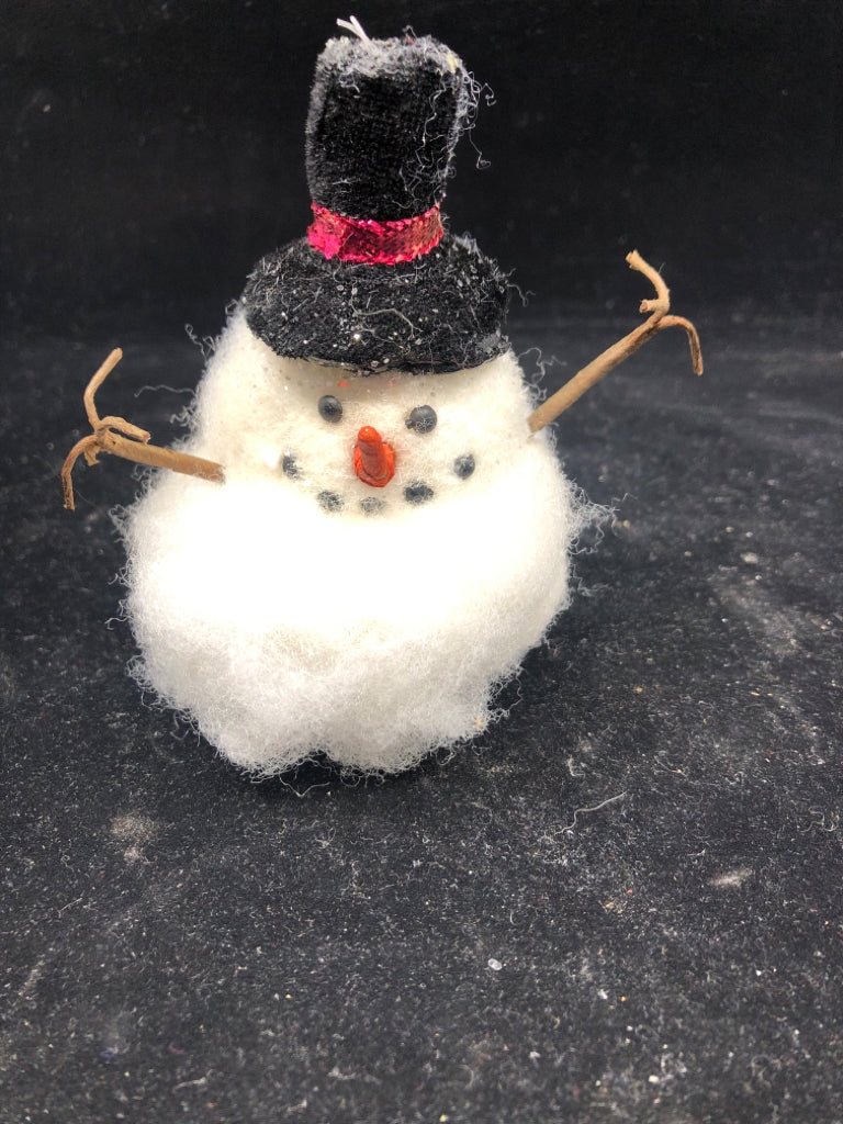 WHITE SNOWMAN FLUFFY DECORATION.