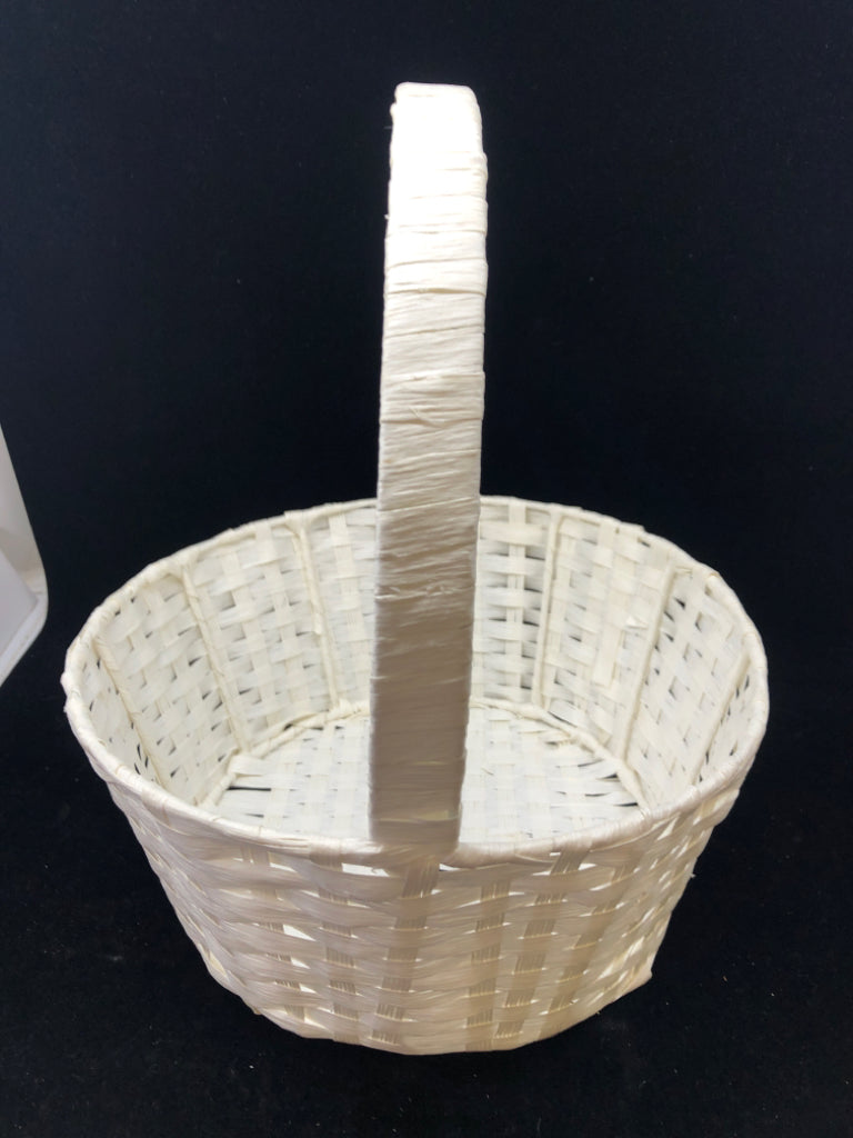 WHITE ROUND BASKET W/HANDLE.