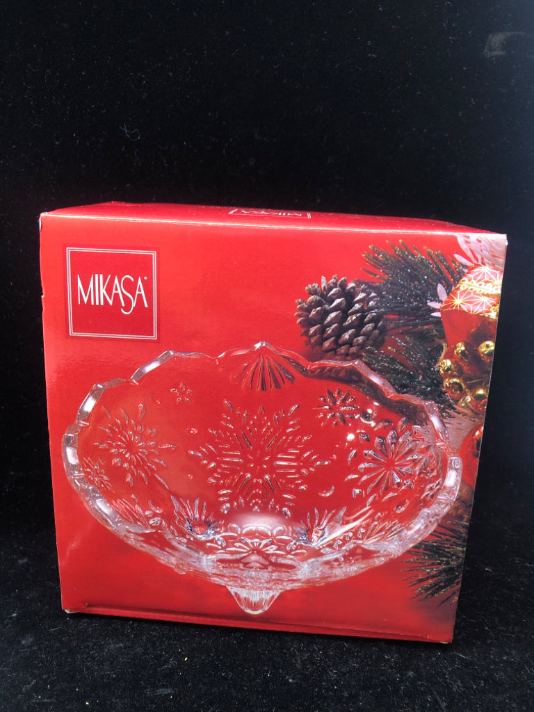 NIB MIKASA SNOWFLAKE FOOTED BOWL.