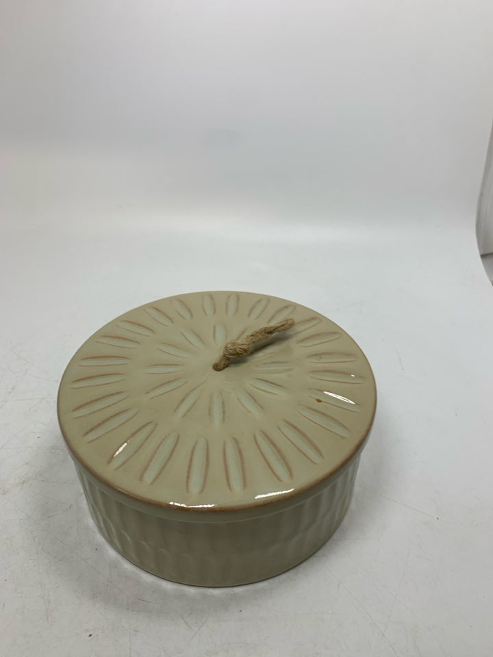 TEXTURED CERAMIC DISH W/ ROPE HANDLE.