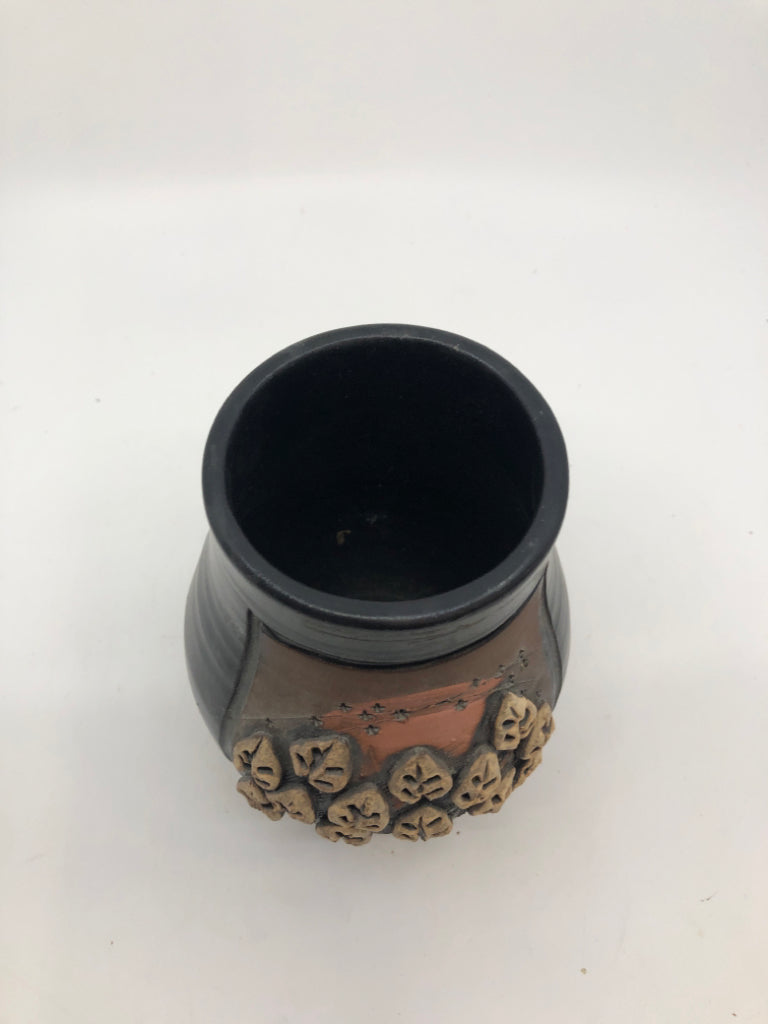 BLACK TEXTURED LEAVES VASE.