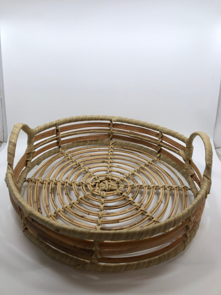 NATURAL WOVEN TRAY.