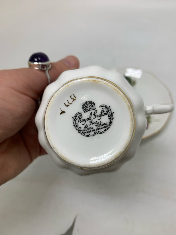 BERRIES/GRAPES TEA CUP.