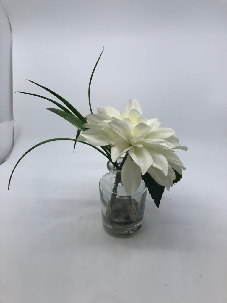 LARGE FAUX WHITE FLOWER IN GLASS VASE W/ FAUX WATER, ROCKS.