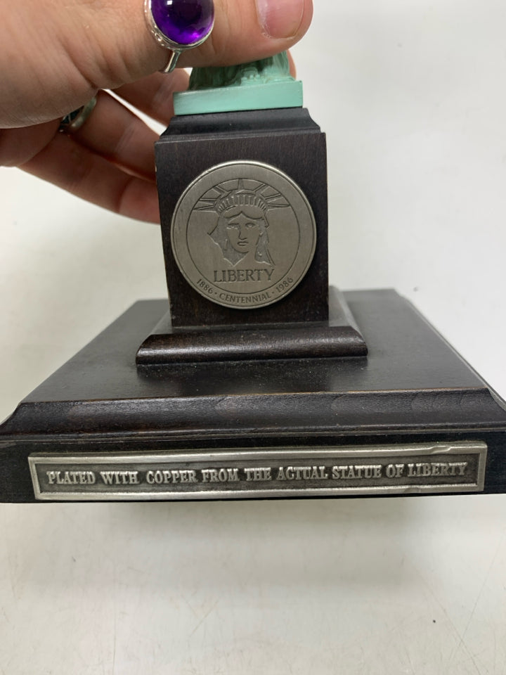 STATUE OF LIBERTY DANBURY MINT 1986 WOOD BASE.