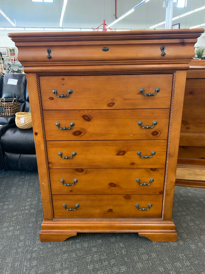 6 DRAWER CHEST W/ BLACK HARDWARE.