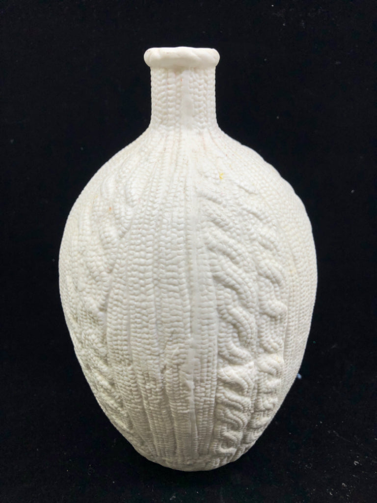 CABLE SWEATER EMBOSSED VASE.
