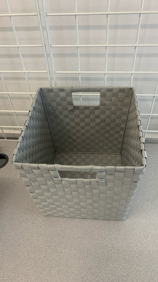 GREY WOVEN PLASTIC STORAGE CUBE.