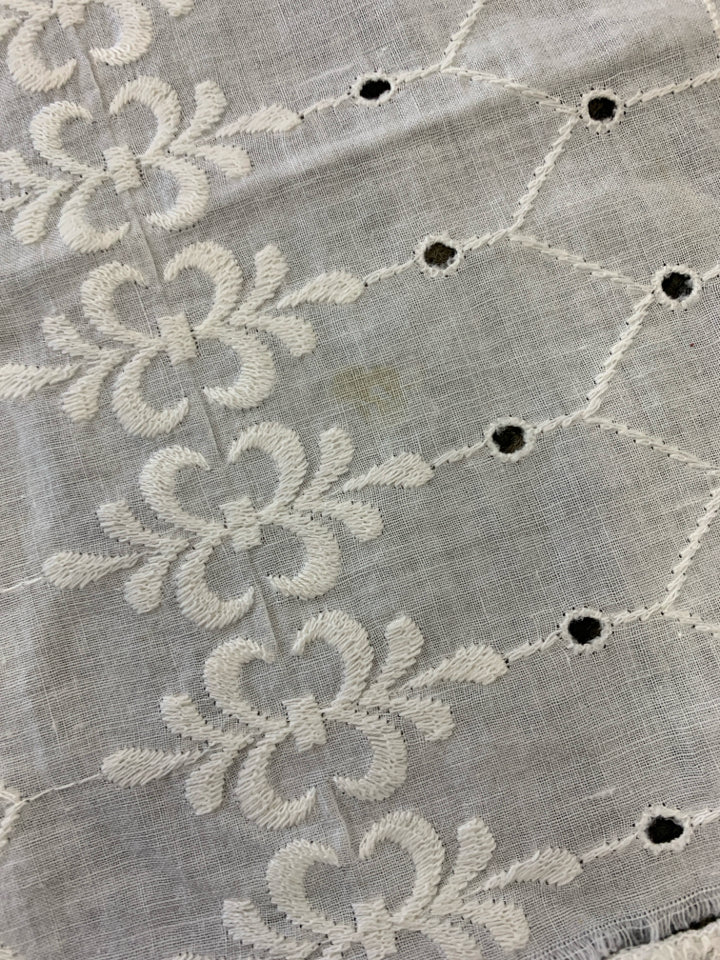 LACE RECTANGLE TABLE RUNNER.