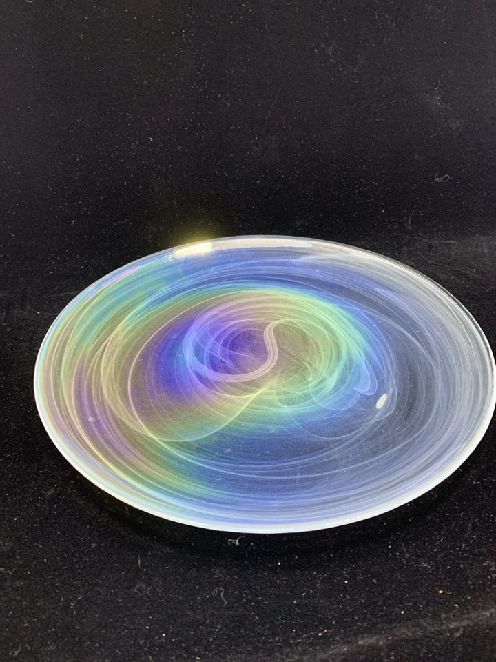 4 WHITE IRIDESCENT PLATES.