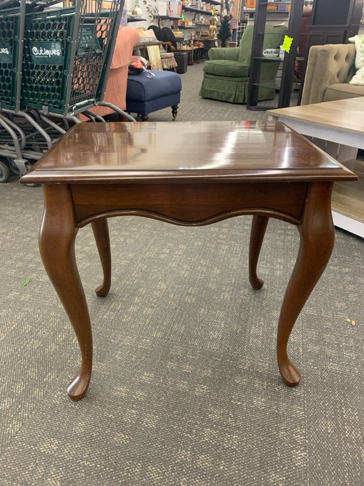 VTG WOODEN SIDE TABLE W/PULL-OUT TRAY.