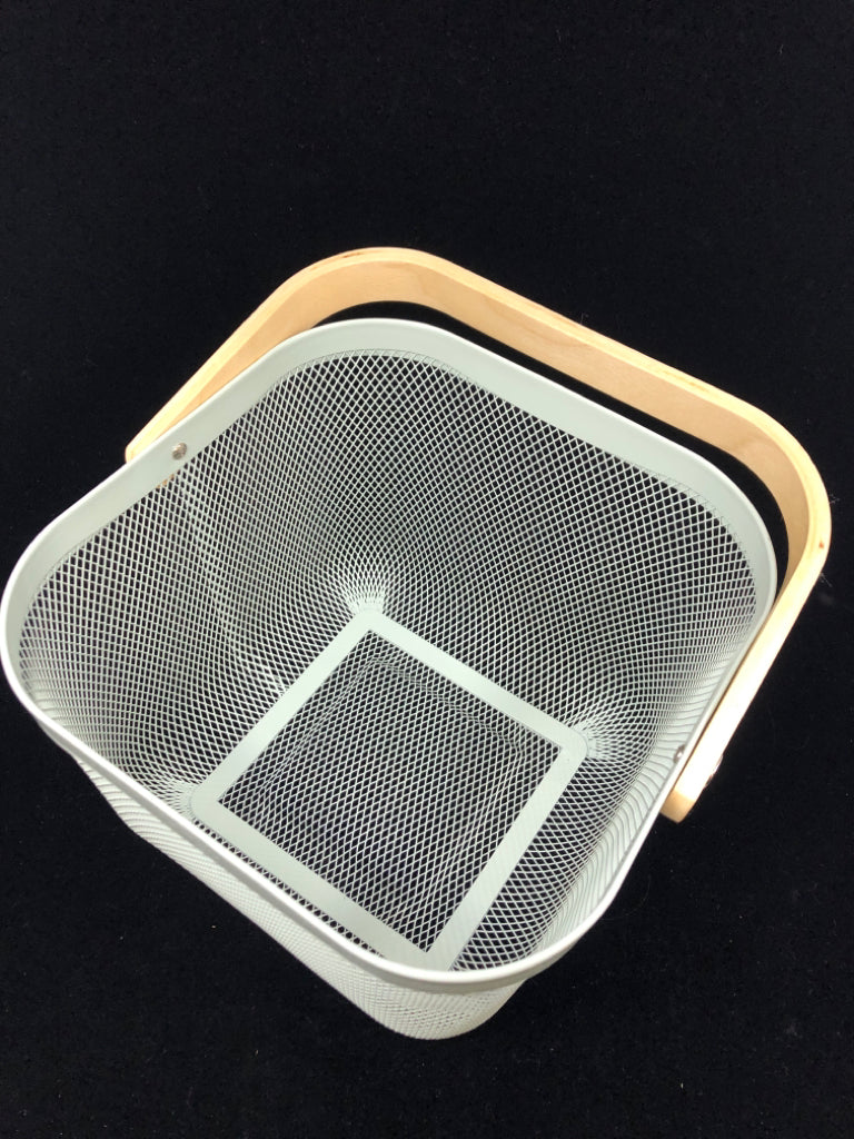 GREEN WIRE W/WOOD HANDLE STORAGE BASKET.