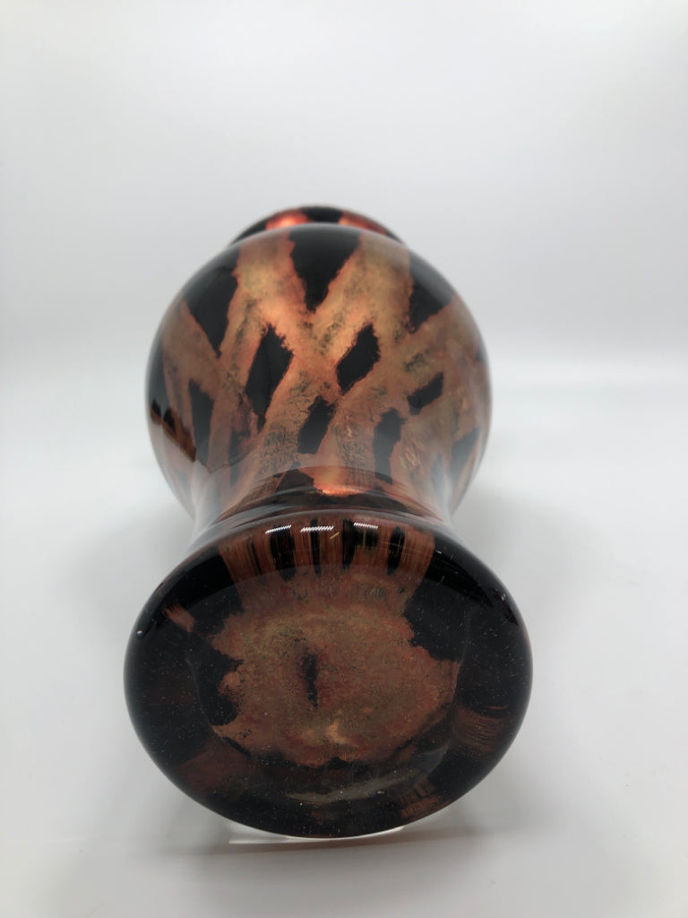 BLACK/RED VASE W/FLARED TOP.