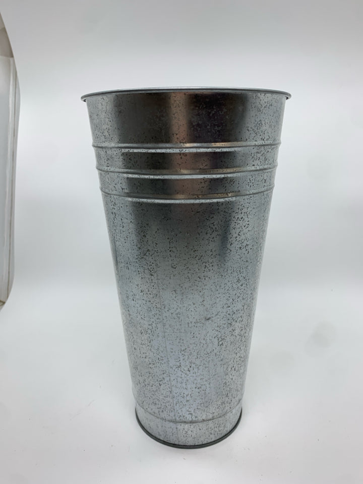 GALVANIZED TIN FLOWER BUCKET.