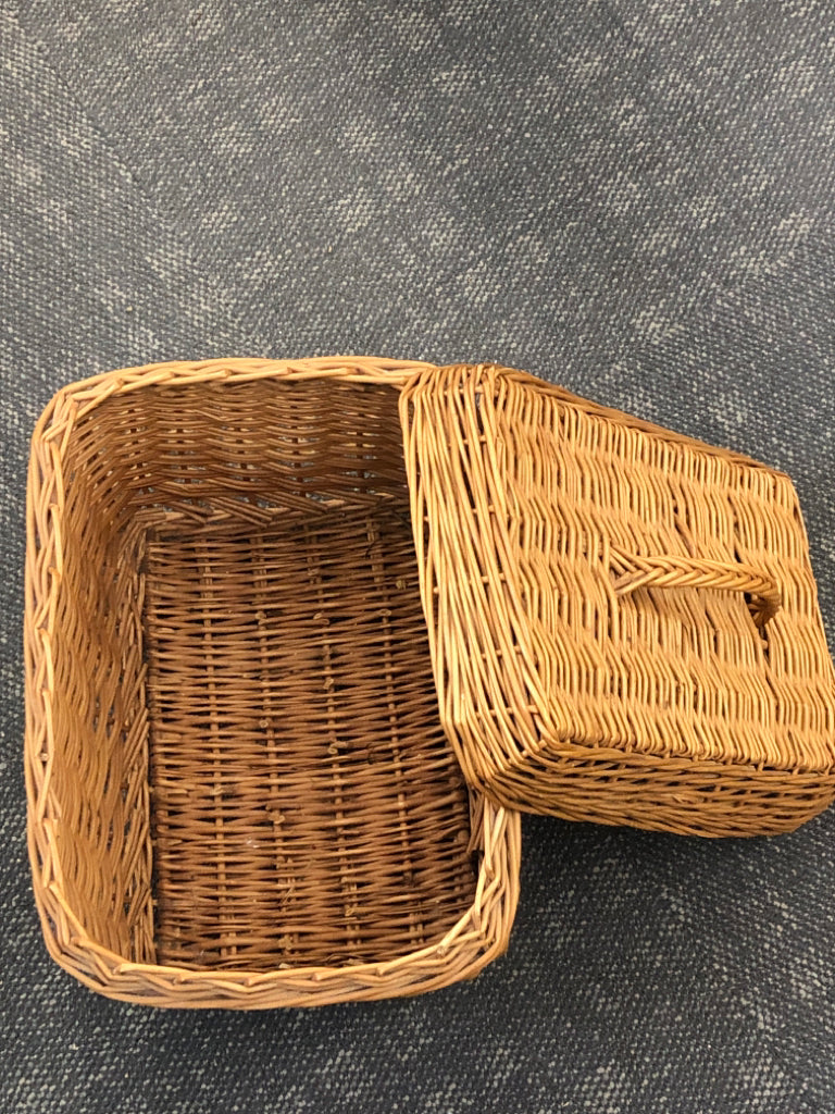 WICKER BASKET W/LID.