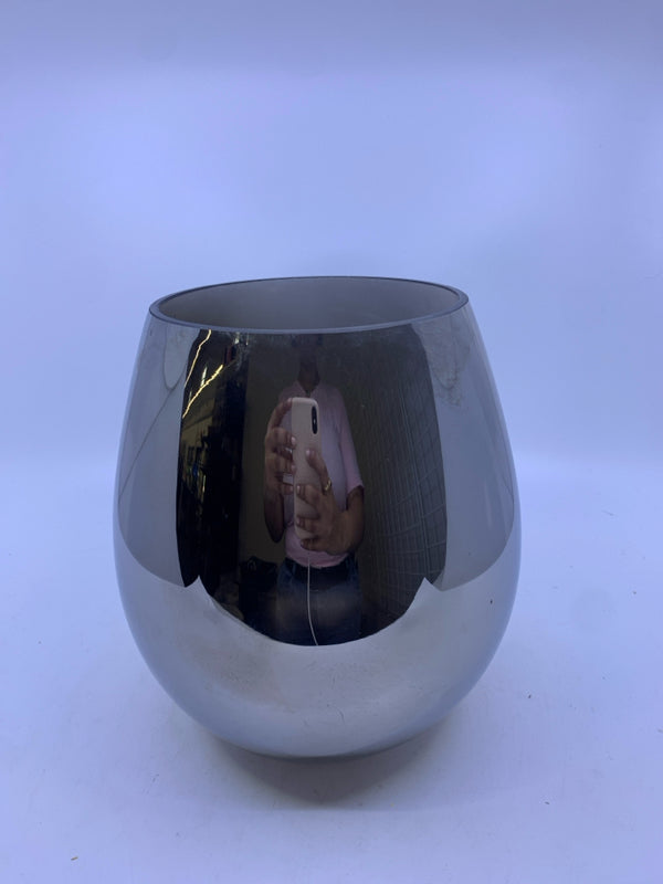 SILVER MIRRORED GLASS FISH BOWL VASE.