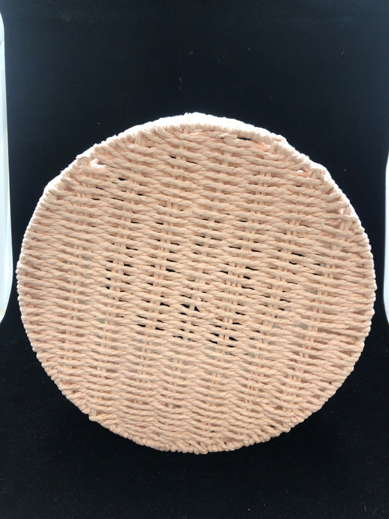 WOVEN WHITE/PINK BASKET.