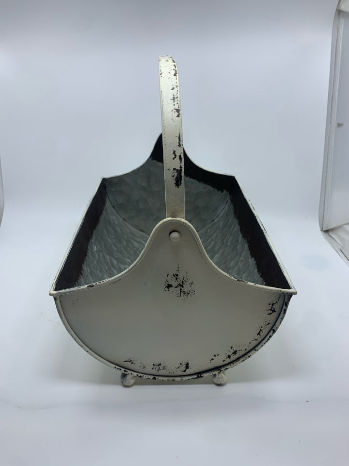 GALVANIZED WHITE METAL BASKET W/HANDLE.
