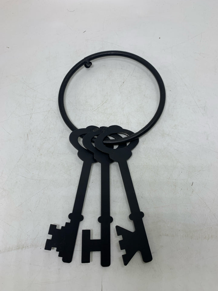 3 FUSED LARGE KEYS ON RING WALL HANGING.
