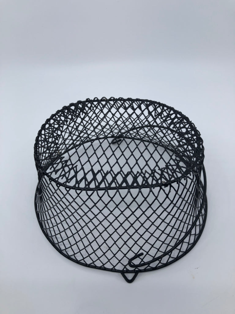 BLACK WIRE METAL BASKET.