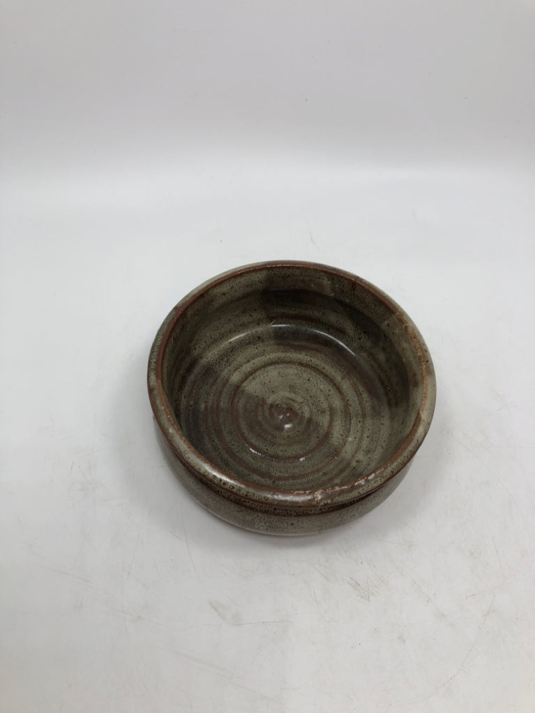 BROWN SPECKLED POTTERY BOWL.